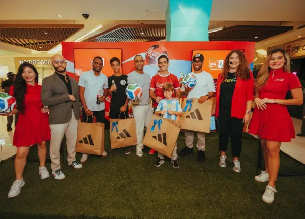 César de León y Ana Virginia, de Coca-Cola, durante activación de marca.