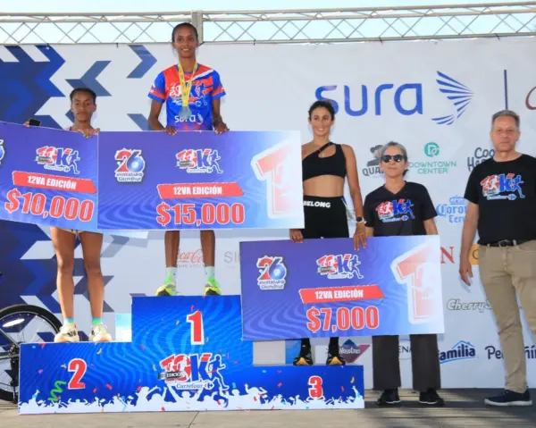 Karine Notinger y Olivier Pellín junto  a ganadores de la  Carrera Carrefour 10K.