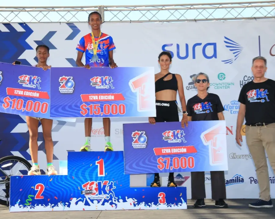 Karine Notinger y Olivier Pellín junto  a ganadores de la  Carrera Carrefour 10K.