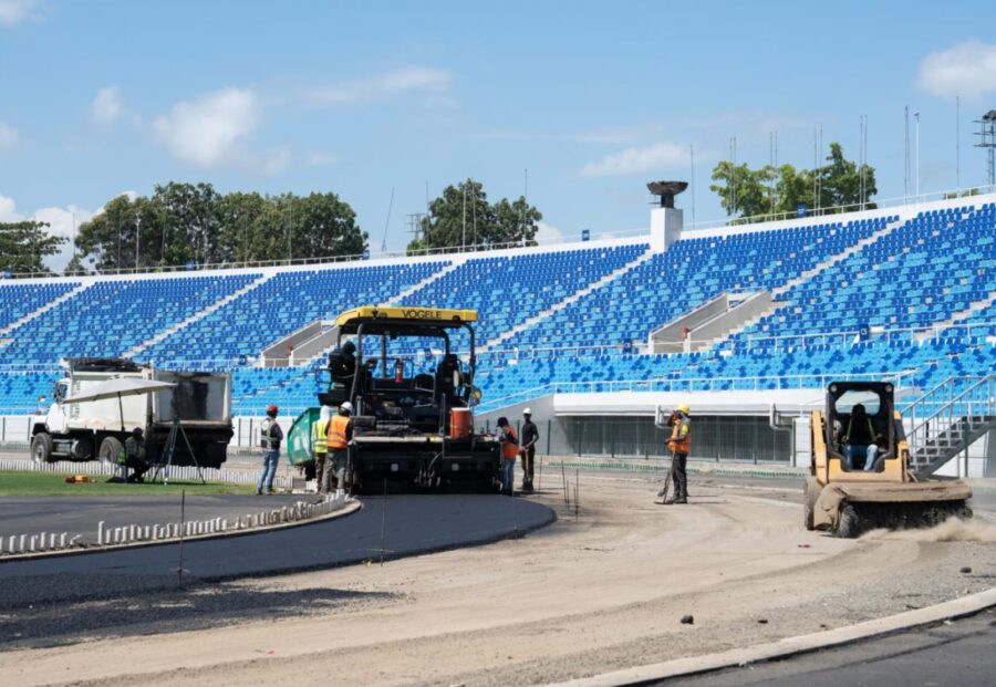Trabajos en la pista de atletismo del estadio Félix Sánchez, del Centro Olímpico Juan Pablo Duarte.