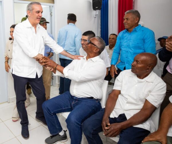 El mandatario mientras salud a productores a su llegada para un encuentro.
