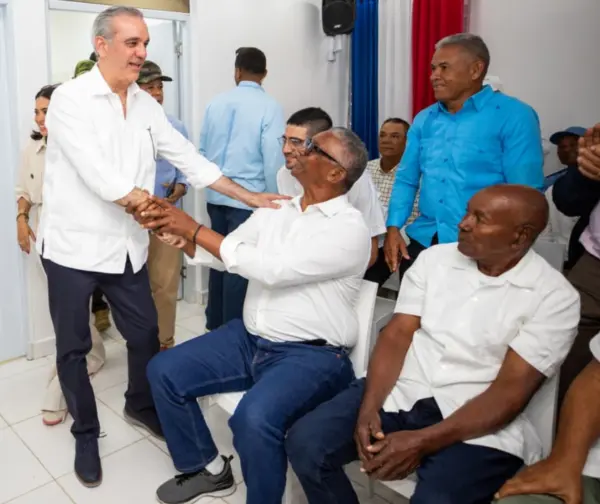 El mandatario mientras salud a productores a su llegada para un encuentro.