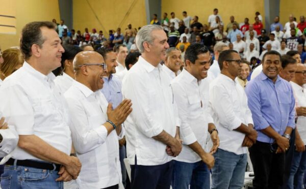 El presidente estuvo acompañado de varios funcionarios y el Comité Organizador de los Juegos Centroamericanos y del Caribe.
