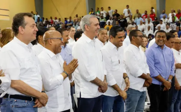 El presidente estuvo acompañado de varios funcionarios y el Comité Organizador de los Juegos Centroamericanos y del Caribe.