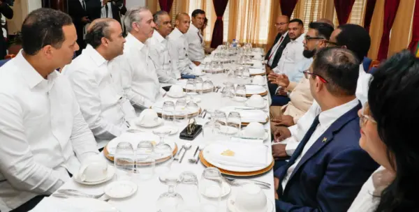 Los presidentes Luis Abinader y Mohamed Irfaan Ali reunidos junto a representantes de ambos países.  fuente externa.