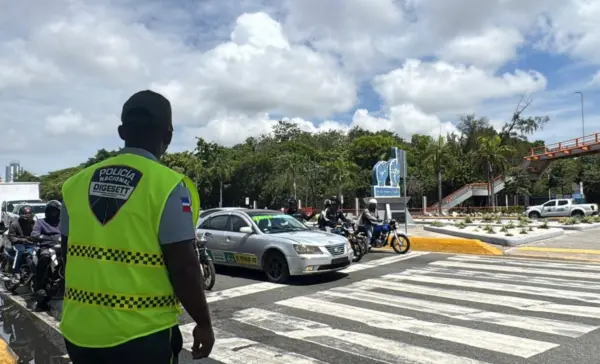 Mientras motoristas apoyan la regulación, conductores aseguran sentirse indefensos ante agresiones.