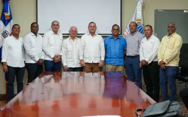 Francisco Oliverio Espaillat reunido con productores.