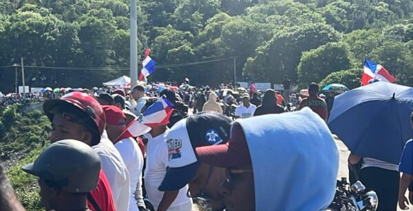 La multidud se dirigió hasta el entorno de la presa de Sabaneta, donde fue dispersada con bombas de gas y chorros de agua.