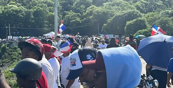 La multidud se dirigió hasta el entorno de la presa de Sabaneta, donde fue dispersada con bombas de gas y chorros de agua.