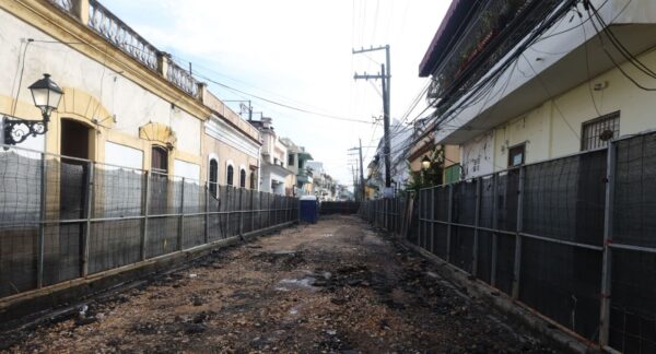 calle Padre Billini, como parte de un programa de embellecimiento de la zona.  José Francisco