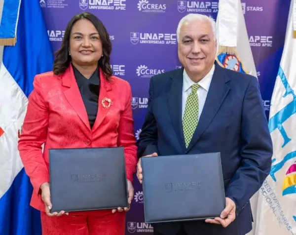 Erik Pérez Vega junto  Rossy Escotto Minaya. Fuente externa