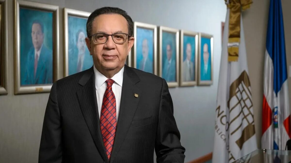 Héctor Valdez Albizu en el Banco Central observando la evolución tecnológica.
