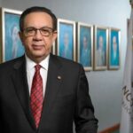 Abinader confirma a Héctor Valdez Albizu como gobernador del Banco Central