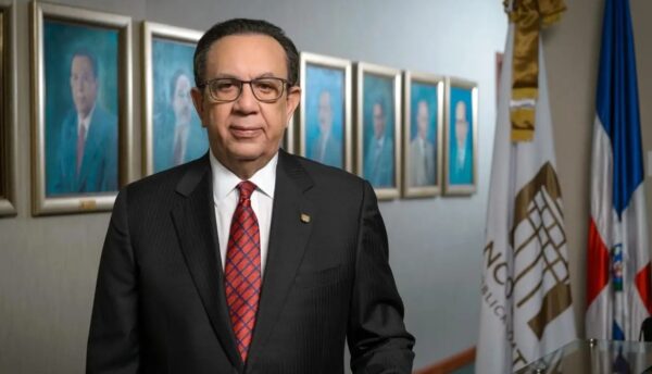 Héctor Valdez Albizu ha sido el gobernador del Banco Central por más de 25 años.