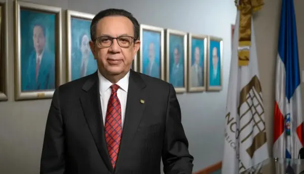 Héctor Valdez Albizu ha sido el gobernador del Banco Central por más de 25 años.