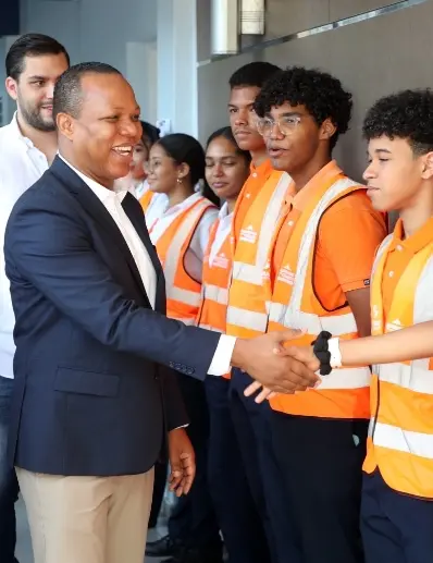 Milton Morrison con estudiantes certificados.