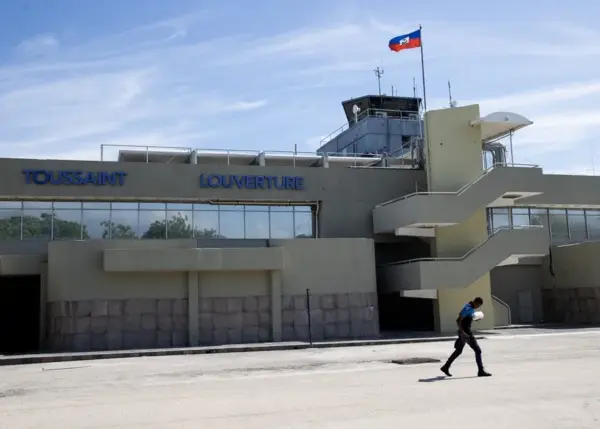 Fotografía de archivo de la entrada al aeropuerto internacional Toussaint Louverture en Puerto Príncipe (Haití). EFE
