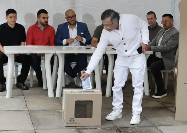 El presidente de Colombia Gustavo Petro vota este domingo en Bogotá (Colombia). EFE