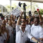 El candidato ultraderechista De la Espriella vota en Barranquilla rodeado de una multitud