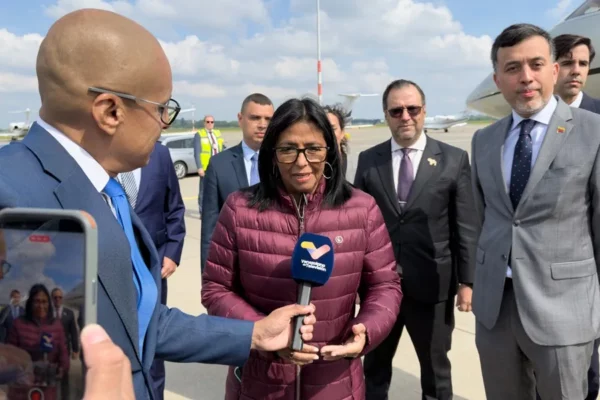 Fotografía cedida por el Palacio de Miraflores de la presidenta encargada de Venezuela, Delcy Rodríguez, hablando con los medios a su llegada este domingo, al Aeropuerto Internacional de Ámsterdam-Schiphol en Ámsterdam (Paises Bajos).