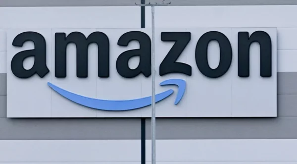 Fotografía de archivo del logo de la empresa Amazon en uno de sus centros logísticos en Berlín, Alemania.