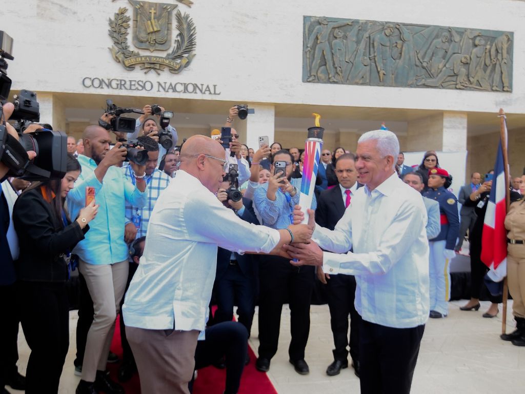 Antorcha de los Juegos Centroamericanos y del Caribe llega al Congreso Nacional