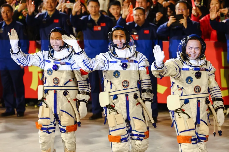 China presenta misión espacial tripulada Shenzhou-23 con primer astronauta de Hong Kong