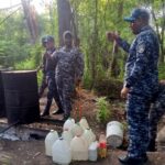 Policía desmantela fábrica de alcohol adulterado en Bahoruco