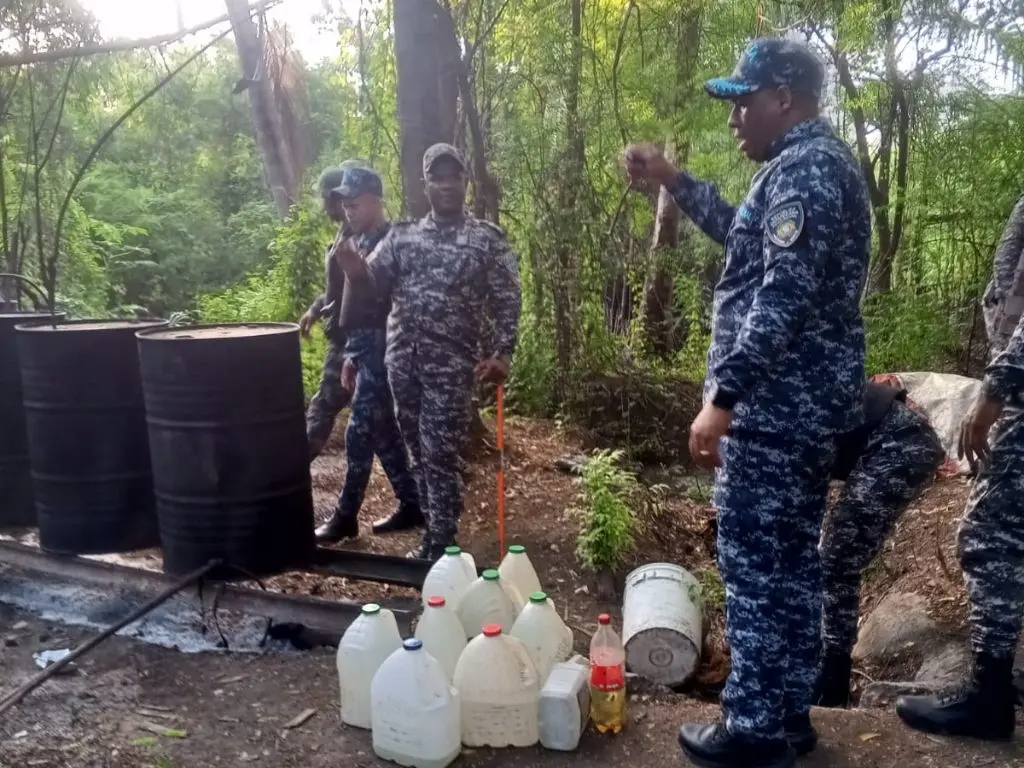 Policía desmantela fábrica de alcohol adulterado en Bahoruco