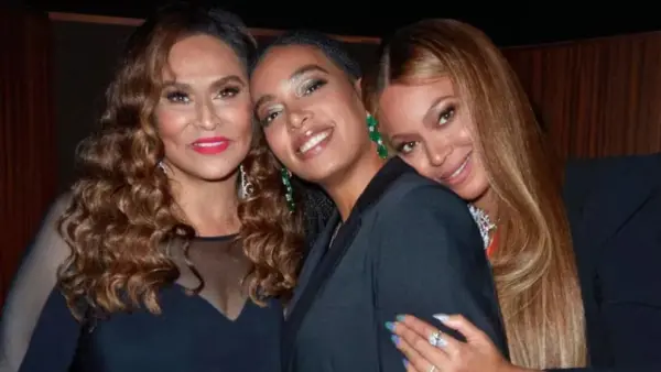 Tina Knowles revela que llevó a Beyoncé y Solange a terapia durante su infancia.
