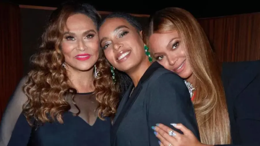 Tina Knowles revela que llevó a Beyoncé y Solange a terapia durante su infancia.