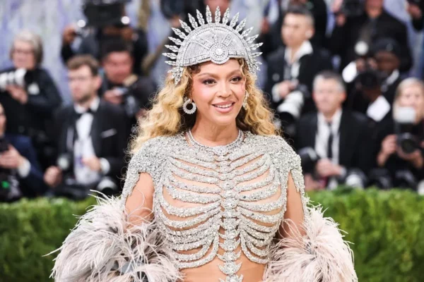 Fotografía de archivo de la artista estadounidense Beyoncé posando en la alfombra roja de la Met Gala 2026, en Nueva York (EE.UU.).