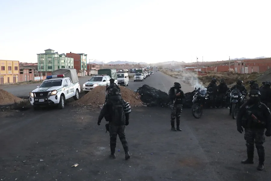 Integrantes de las Fuerzas Armadas participan en un operativo para desbloquear carreteras este sábado en Achica Arriba (Bolivia)