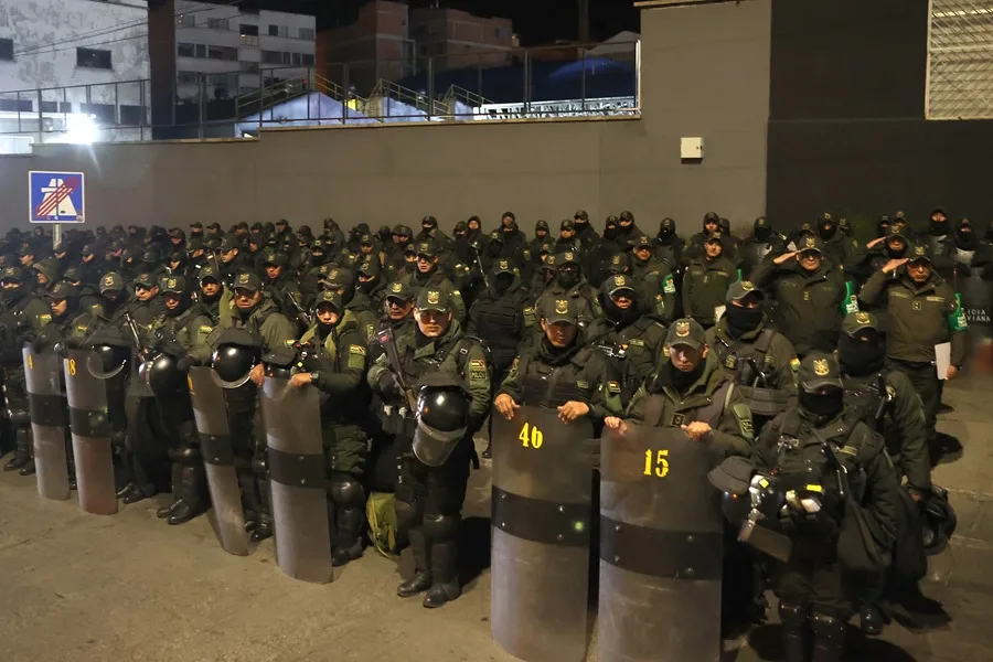 Integrantes de las Fuerzas Armadas participan en un operativo para desbloquear carreteras este sábado en Achica Arriba (Bolivia)
