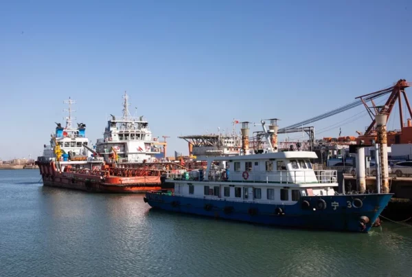 Buques petroleros atracados en el puerto de Tianjin, China, 5 de febrero de 2025.