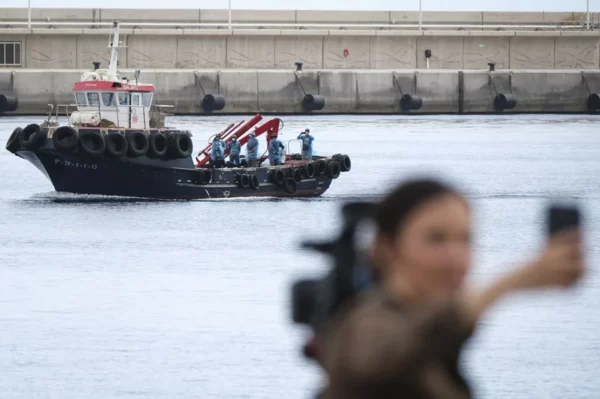 Los pasajeros que viajaban a bordo del crucero MV Hondius continúan desembarcando en pequeños grupos en el puerto de Granadilla de Abona (Tenerife).
