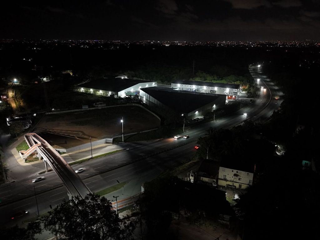 Más seguridad en el corredor sur: RD Vial instala 1,084 luminarias LED