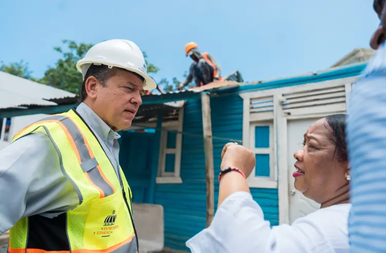 Reparan viviendas en La Isabela para mejorar condiciones de familias vulnerables