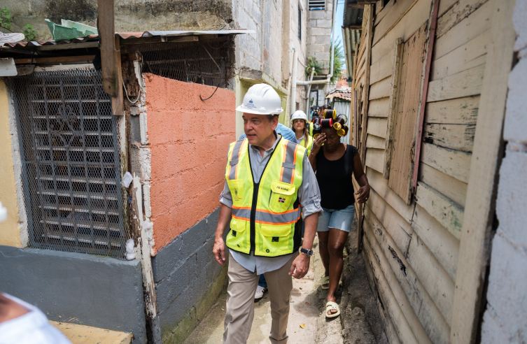 Reparan viviendas en La Isabela para mejorar condiciones de familias vulnerables