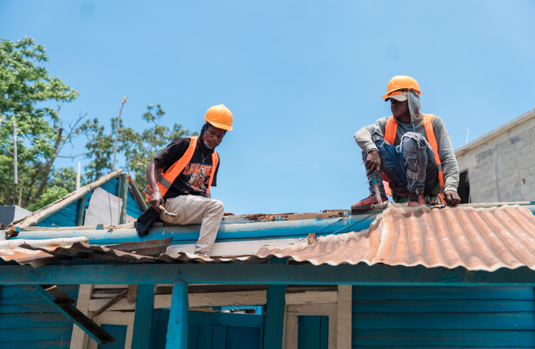 Reparan viviendas en La Isabela para mejorar condiciones de familias vulnerables