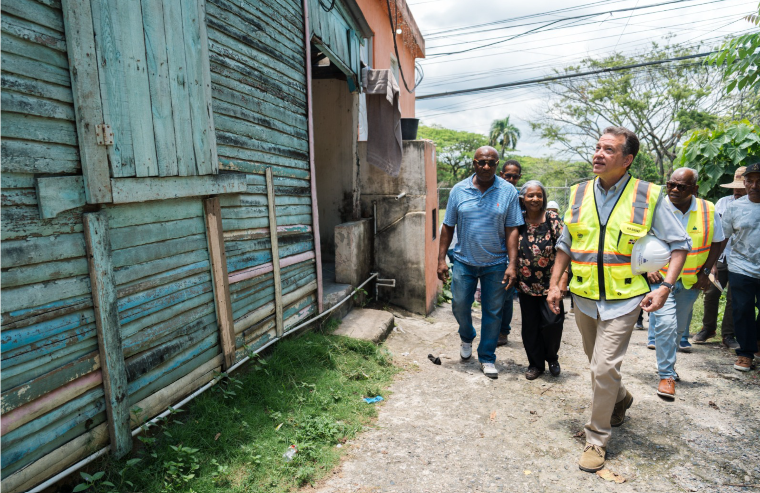 Reparan viviendas en La Isabela para mejorar condiciones de familias vulnerables