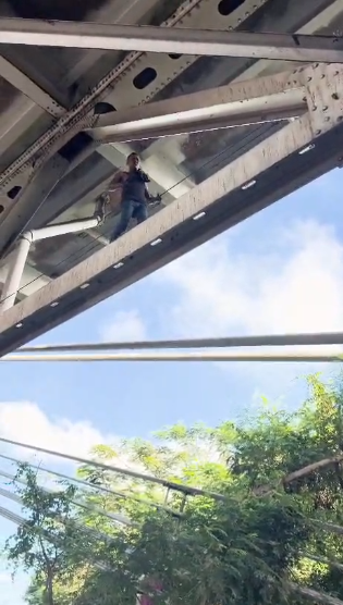 ¡De película! Hombre se trepa al puente Juan Bosch para evadir captura de la Policía Nacional