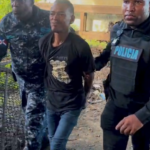 ¡De película! Hombre se trepa al puente Juan Bosch para evadir captura de la Policía Nacional
