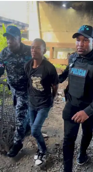¡De película! Hombre se trepa al puente Juan Bosch para evadir captura de la Policía Nacional