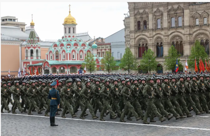 Putin justifica la guerra en Ucrania durante un reducido desfile del Día de la Victoria