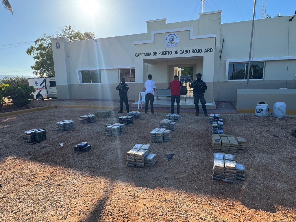 Autoridades interceptan dos narcolanchas con 1,295 paquetes de cocaína y marihuana