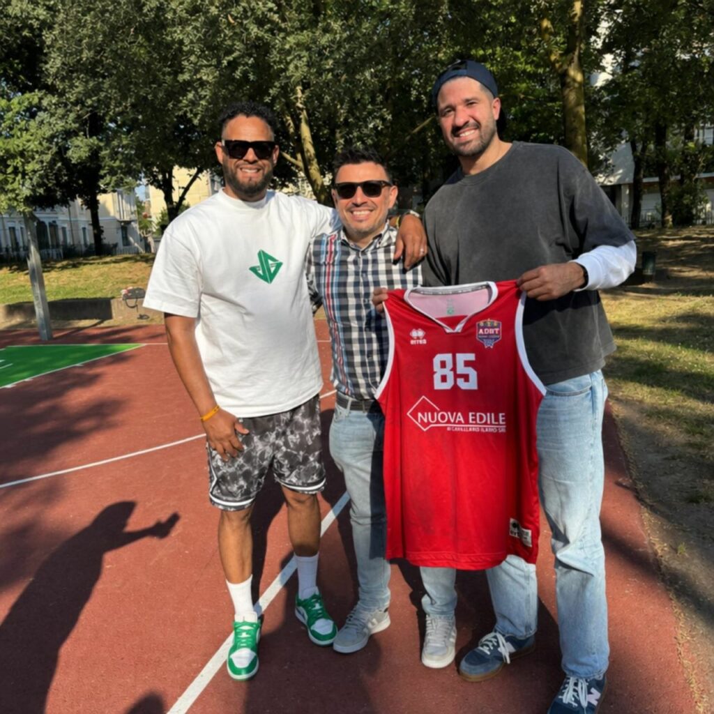 Comunidad dominicana en Italia y el exjugador de la NBA Greivis Vásquez inauguran nueva cancha en Vercelli