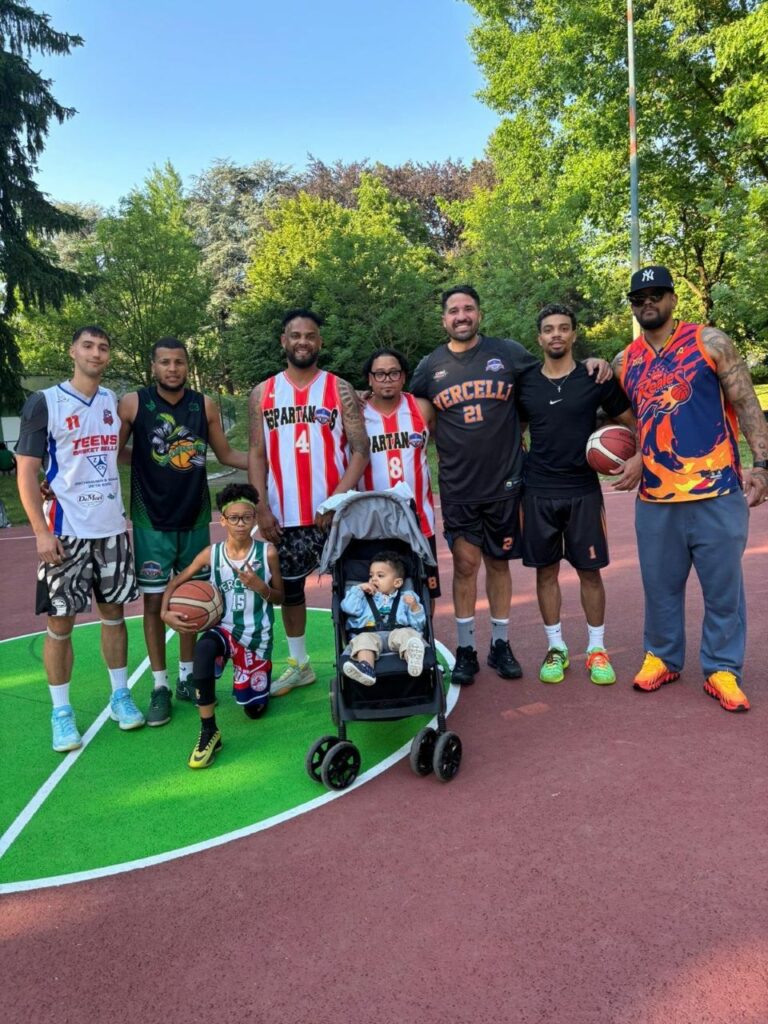 Comunidad dominicana en Italia y el exjugador de la NBA Greivis Vásquez inauguran nueva cancha en Vercelli