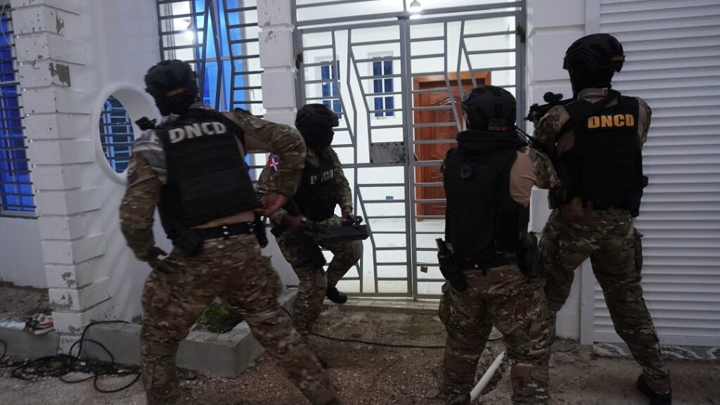 DNCD captura a dos hombres vinculados al decomiso de 1.7 toneladas de cocaína