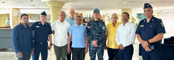 Desde la izquierda, Estarlin Canelo, Diego Pesqueira, José Domínguez, Eddy Baco, Leo Corporán, el Mayor general Cruz Cruz, el doctor Dioniosio Guzmán, César Heredia e Ildefonso Ureña.